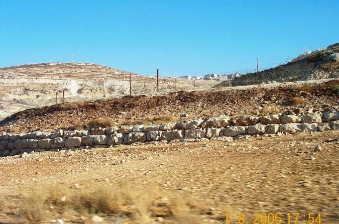 55 متاح ة للفلسطينيين في البرية. وتظهر الصورة ) (4.2 التوسع الشرقي لمستوطنة بيسغات زئيف.