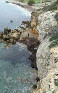 Λακωνία_21 Δεκεμβρίου Στις 21 Δεκεμβρίου, η Πυροσβεστική Υπηρεσία Μολάων Λακωνίας ενημερώθηκε για αυτοκίνητο που εντοπίστηκε από ψαρά, σε γκρεμό 17 μέτρων, πλησίον της θάλασσας στην Τ.