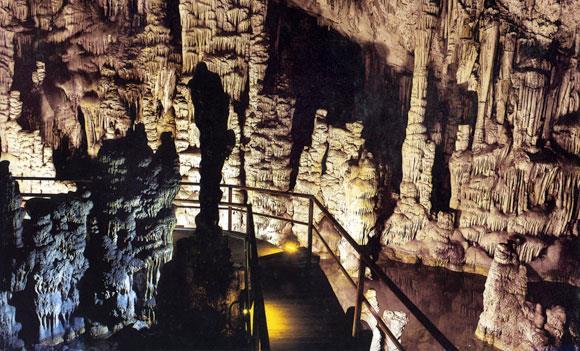 Το παγκοσμίου φήμης σπήλαιο Δικταίο Άντρο (αρχικά χώρος κατοικίας και ταφών), ισχυροποιείται στη μεσομινωική περίοδο και γίνεται το κατεξοχήν θρησκευτικό κέντρο της περιοχής.