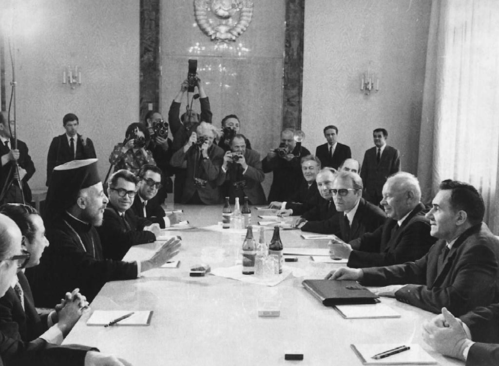 Αριστερά: Επίσημη επίσκεψη του Αρχιεπισκόπου Μακαρίου στη Μόσχα, τον Ιούνιο του