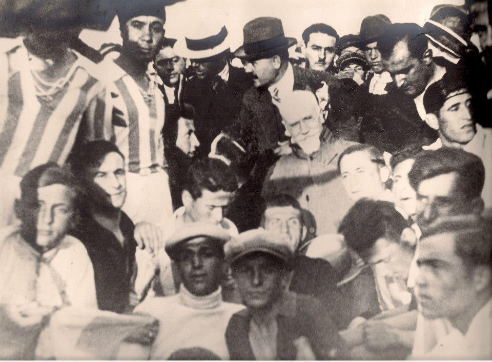 Εικόνα 12: Οκτώβριος 1920, οι κάτοικοι της Αλεξανδρούπολης σε προεκλογική συγκέντρωση των Φιλελευθέρων μπροστά στη Νομαρχία στις πρώτες ελεύθερες εκλογές μετά την απελευθέρωση.