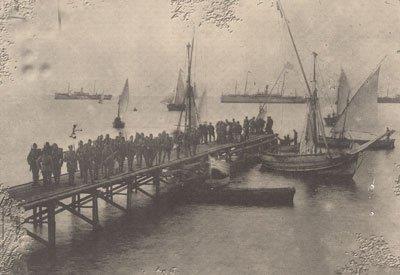 Εικόνα 4: Ξημερώματα 14 ης Μαΐου 1920, Ελληνικά στρατεύματα αποβιβάζονται στο λιμάνι της Αλεξανδρούπολης (Από