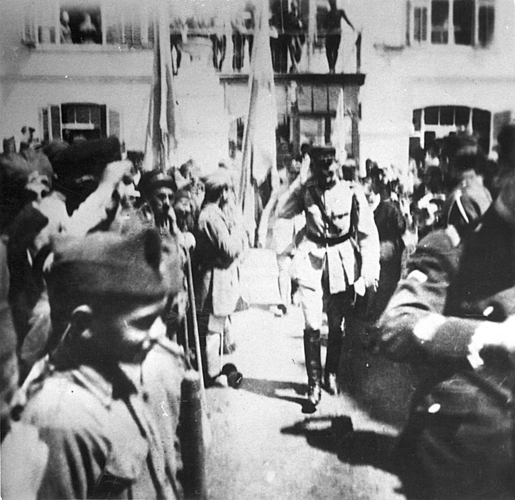 Εικόνα 8: 14 η Μαΐου 1920, πρόσκοποι αποδίδουν τιμές στον Στρατηγό Μαζαράκη - Αινιάν, καθώς