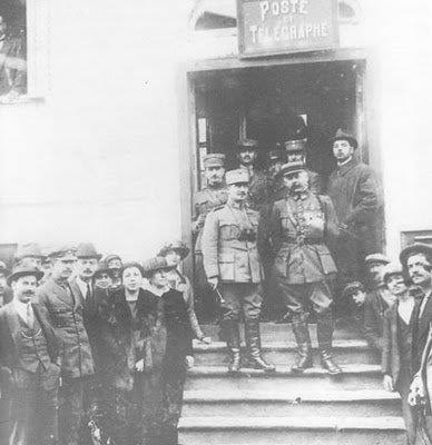 Κατόπιν έγινε η τελετή υποστολής της Γαλλικής σημαίας και ανύψωσης της Ελληνικής στο ιστορικό κτίριο του Ταχυδρομείου που τότε ήταν έδρα της Διασυμμαχικής Διοίκησης.