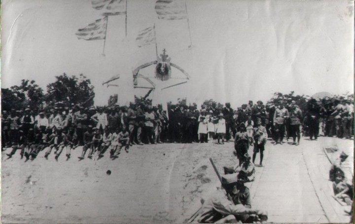 Βέβαια, είχε προηγηθεί στις 8 Ιουλίου 1920 η επίσκεψη του Βασιλιά Αλέξανδρου Α που τελικά ήταν και ο «νονός» της πόλης!