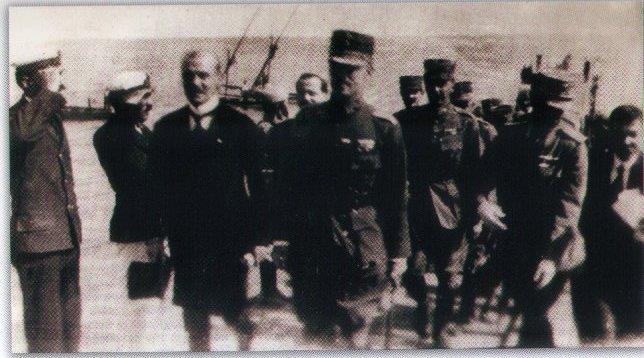 έλεγε η μαμά μου: "Μας είχανε πάει με το σχολείο να τον υποδεχτούνε. Όλα τα παιδιά θέλαμε να δούμε τη μαϊμουδίτσα που κουβαλούσε μαζί του! Έτσι είχαμε ακούσει.