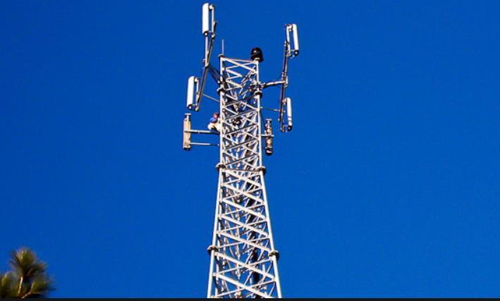 Εικόνα 2.3- σταθμοί βάσης κινητών επικοινωνιών Μερικοί σταθμοί βάσης χρησιμοποιούν ομοιοκατευθυντικές κεραίες, οι οποίες μοιάζουν με στύλους ύψους 3-4.5 μέτρων.