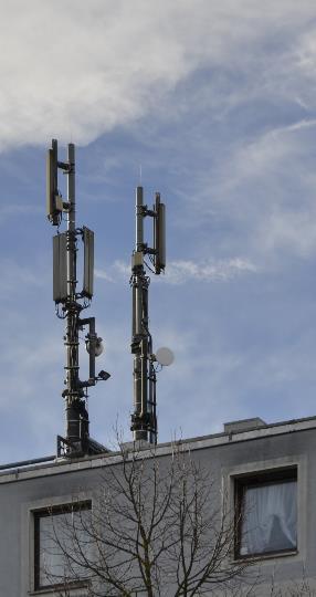 Στους σταθμούς βάσης σε αστικό και προαστιακό περιβάλλον, οι εταιρίες κινητής τηλεφωνίας χρησιμοποιούν συνήθως κεραίες που "φωτίζουν" ορισμένες περιοχές του χώρου (sector antennas).