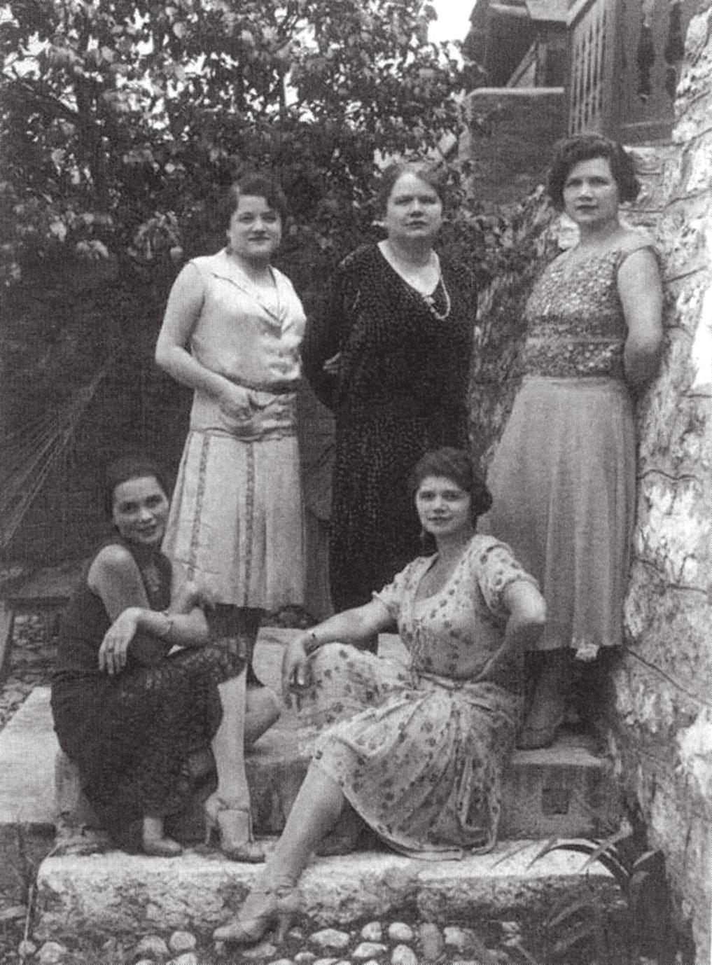 חייה ומפעלה הספרותי של לאורה פאפו, "בוכוריטה", המחזאית הראשונה שכתבה בספרדית-יהודית כלי הולם לשתי מטרותיה למבע החברתי ולהנצחת הערכים היהודיים- ספרדיים המסורתיים.