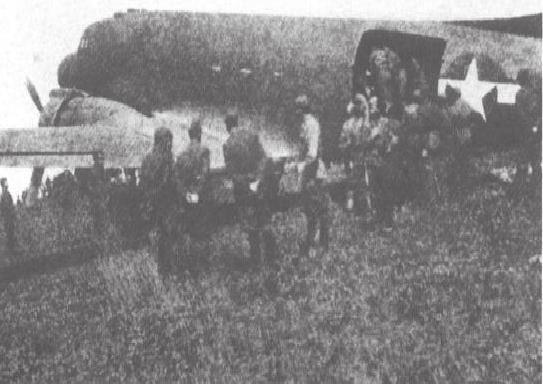 אליעזר פאפו 146 שדה התעופה בטופוסקו: פרטיזנים פצועים עולים על מטוס אמריקאי לוחמים ופליטים אלה, ניצולי מחנה ראב, עלילותיהם וחיי היום יום שלהם באזור המשוחרר הם הנושא של המופע "הגדת הפרטיזנים" ובד בבד