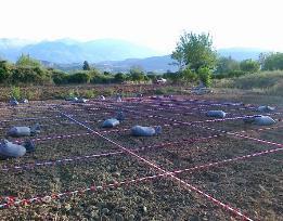 (α) Χάραξη περιοχών διαχειρίσεων, (β) Ισοκατανομή ποσοτήτων εδαφοβελτιωτικών, (γ) Προσθήκη εδαφοβελτιωτικών στο έδαφος και (δ) τελική άροση