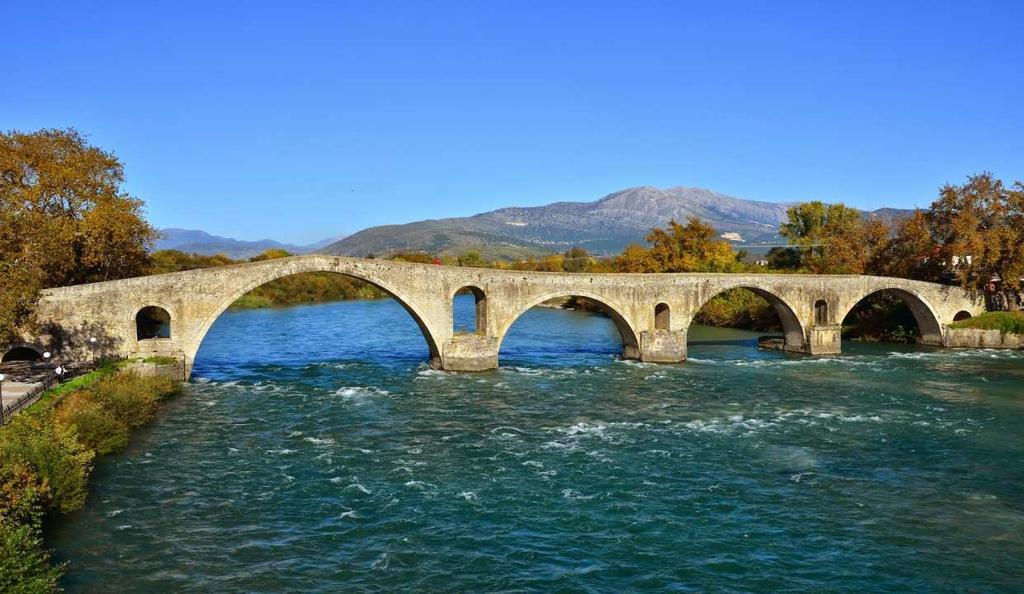 Όχι μόνο λόγω του ιστορικού Γεφυριού της Άρτας αλλά και πολλών άλλων πολιτιστικών μνημείων, όπως το τείχος της Αμβρακίας και το Κάστρο,