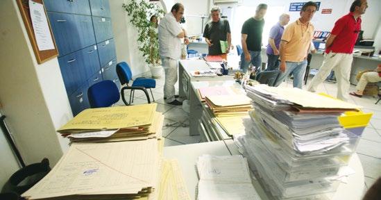 30 Κοινωνική ασφάλιση Ένας στους δύο ελεύθερους επαγγε Της ΜΑΊΡΗΣ ΛΑΜΠΑΔΊΤΗ Μετά από καθυστέρηση πολλών μηνών, αυτές τις ημέρες αναρτήθηκαν στον ιστότοπο του ΕΦΚΑ 1.155.