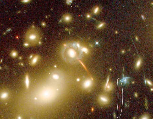 Slika 7: kvazar z največjim rdečim premikom izmerjenim do sedaj (z = 7), vidno je tudi gravitacijsko lečenje,
