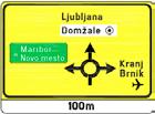 3410 Predkrižiščna tabla 3410-1 Na znaku so lahko dodani vstavljeni znaki, simboli in številke cest. Vsakemu prometnemu cilju sta lahko dodana dva simbola. Velikost znaka: odvisna od velikosti pisave.