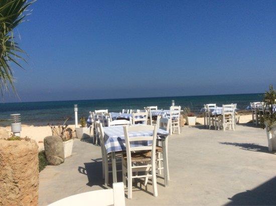 Βρίσκεται δίπλα ακριβώς στον ποταμό Λιοπετρίου.