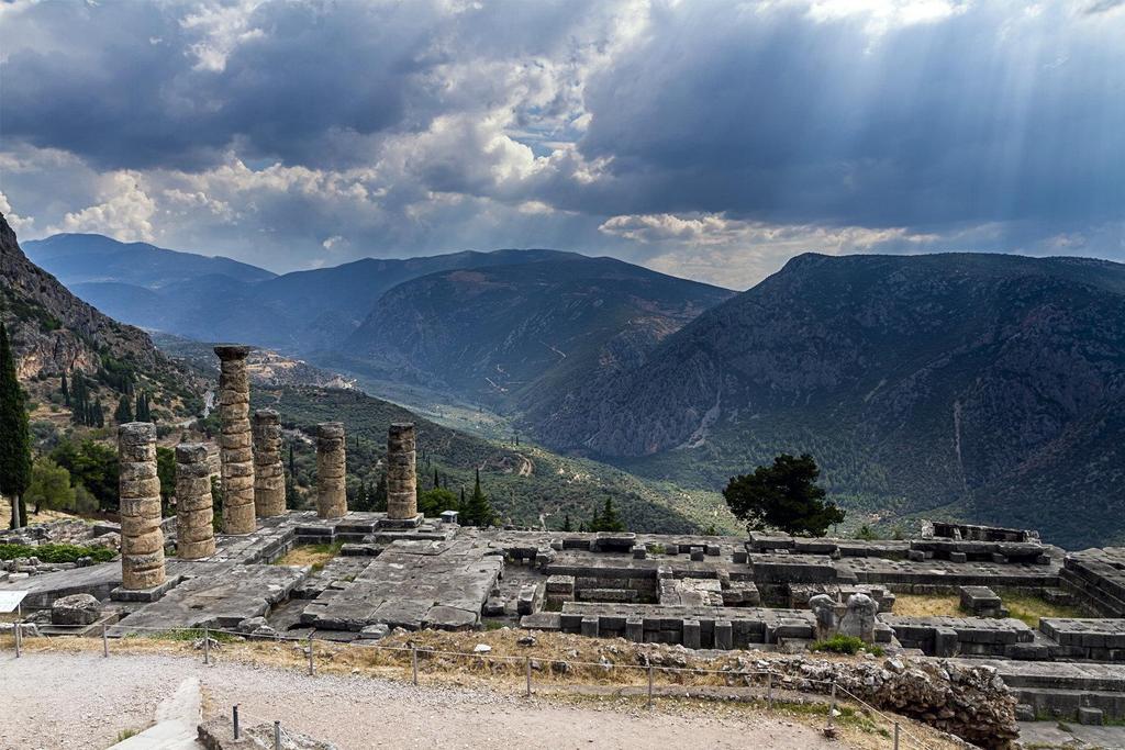 Από τον 8ο αιώνα, όταν πλέον επικράτησε η λατρεία του Απόλλωνα, το ιερό των