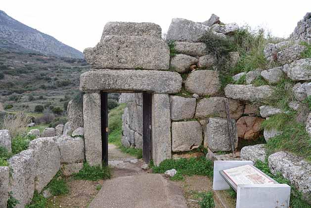 «ΑΙ ΠΟΛΥΧΡΥΣΑΙ ΜΥΚΗΝΑΙ» Ακολουθεί μια σειρά κτηρίων, που πιθανότατα ήταν κατοικίες αξιωματούχων: η Οικία του Κρατήρα των Πολεμιστών (όπου βρέθηκε ο ομώνυμος κρατήρας, το Κτήριο της Αναβάθρας, η Νότια