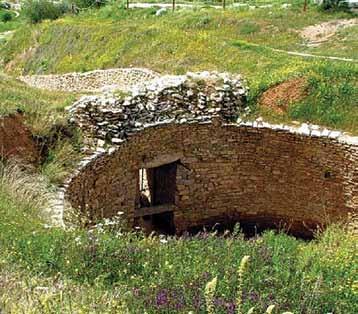 Κλυταιμνήστρα και τον Αίγισθο αντίστοιχα. Ο τάφος του Ατρέα χρονολογείται γύρω στο 1250 π.χ. και χρησιμοποιήθηκε για την ταφή κάποιου σημαντικού μέλους της βασιλικής οικογένειας.