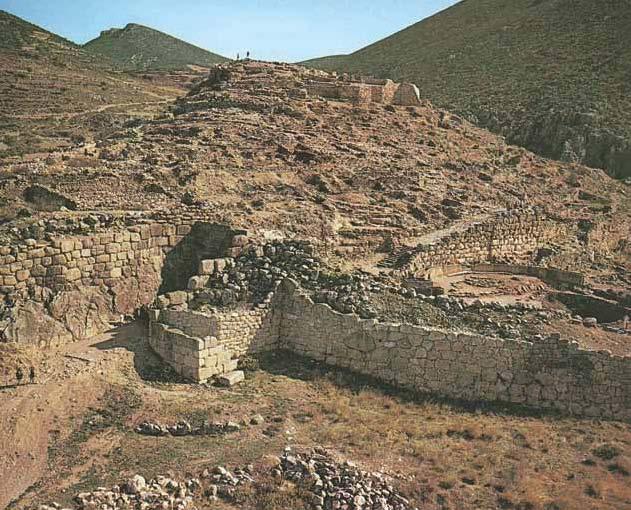 Η εξέλιξη αυτή συνεχίστηκε μετά την αυγή της καθαυτό Μυκηναϊκής εποχής, γύρω στο 1600 π.χ. Τότε οικοδομήθηκαν ένα μεγάλο κεντρικό κτήριο στην κορυφή του λόφου, ένας δεύτερος λίθινος περίβολος, ο Ταφικός Κύκλος Α, και οι πρώτοι θολωτοί τάφοι.