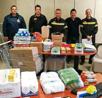 Βοήθεια στους πλημμυροπαθείς της Μάνδρας Σε μια συμβολική τελετή στο δημαρχείο της Μάνδρας Αττικής, και παρουσία του Αρχηγού, Αντιστρατήγου ΠΣ Βασιλείου Καπέλιου, το Πυροσβεστικό Σώμα, παρέδωσε στις