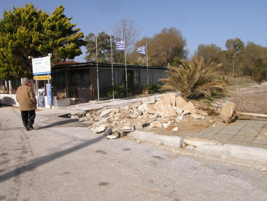 Η παρατήρηση συνεχίζεται κατά μήκος του πεζόδρομου λίγα μέτρα
