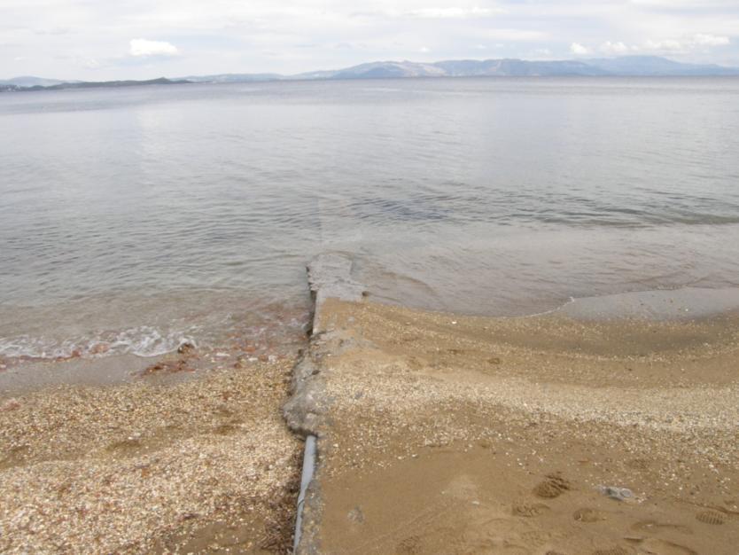Στην παραλία, που συνεχίζει προς την έξοδο της πόλης, πέρα από τις ξύλινες ομπρέλες που είναι τοποθετημένες στην άμμο και κάποια κατασκευή που πιθανόν λειτουργεί τους θερινούς μήνες ως αναψυκτήριο,
