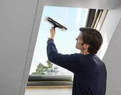 cu telecomandă Dacă îți dorești confortul deschiderii și închiderii ferestrei de la distanță, poți transforma cu ușurință fereastra GZL într-una electrică cu ajutorul motorului electric KMG 100K și