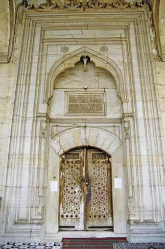 сл. 13. Порталот од Мустафа-пашината џамија во Скопје, 1492 г. од црквата Успение на Богородица во манастирот Калишта во Струга 16 (сл. 10); Св. Спас во село Добри Дол 17 (сл.