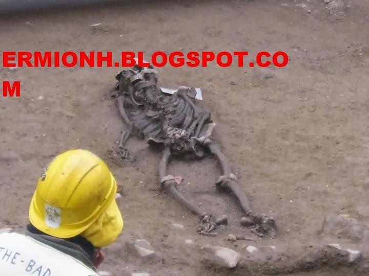 Λίγες τέτοιες θηριώδεις σφαγές, κατευθυνόμενες υπό οργανωμένης και θεσμοθετημένης εξουσίας κατά των ιδίων των πολιτών της, έχουν καταγραφεί στην διάρκεια της ιστορίας.