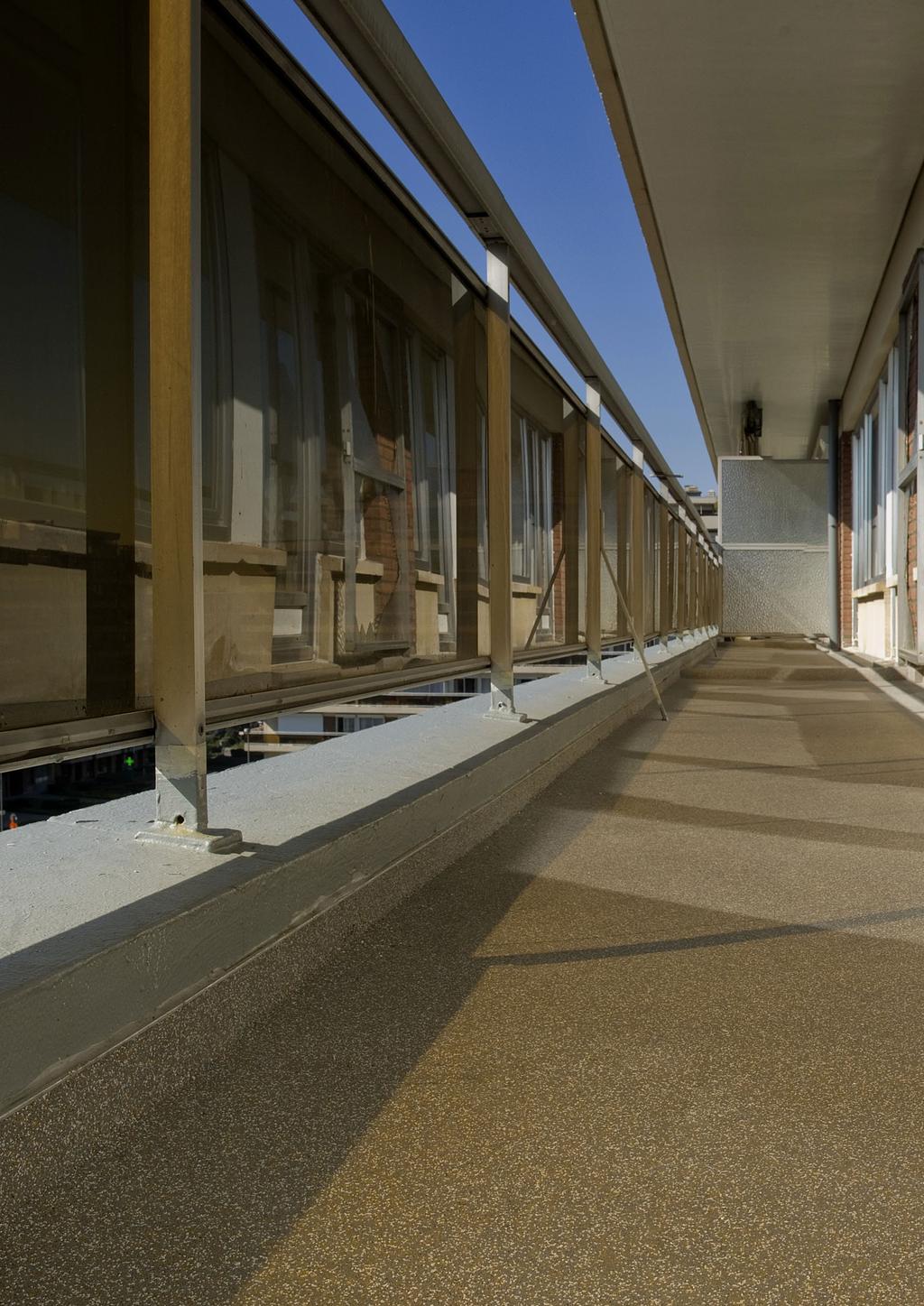 ΣΥΣΤΗΜΑΤΑ ΒΙΟΜΗΧΑΝΙΚΩΝ ΔΑΠΕΔΩΝ Sikafloor MonoFlex Τα συστήματα Sikafloor MonoFlex οφείλουν την εξαιρετική φήμη τους κυρίως στην απόδοσή τους ως τελική στρώση στεγανοποίησης σε βεράντες, διαδρόμους