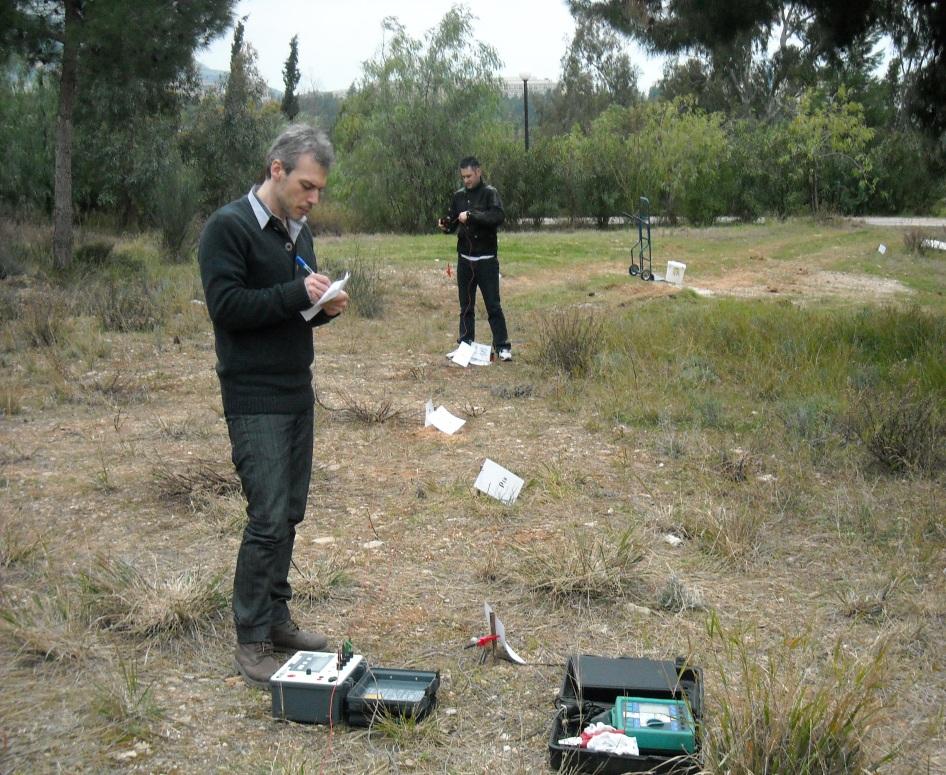 Άλλωστε το πείραμα διεξάγεται στο ύπαιθρο και όχι στο χώρο του εργαστηρίου, όπου ο χειριστής είναι