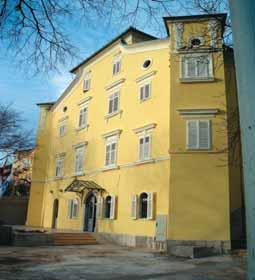Do centra vas dijeli πetnja u trajanju desetak minuta, a ako vam je draæe bus stoji ispred hostela koji ima pogled na more. OMLADINSKI HOSTEL RIJEKA etaliπte XIII.