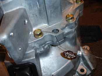 17.3 Σφράγιση κιβωτίου ταχυτήτων (gearbox) transfer box κορώνα (rear differential) Σφράγιση κιβωτίου ταχυτήτων Το σύρµα σφράγισης πρέπει να περαστεί από τον αγωνιζόµενο ή το µηχανικό του µε τέτοιο