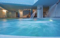 µ) και µία παιδική Spa µε εσωτερική θερµαινόµενη πισίνα µε υδροµασάζ, καταρράκτες νερού, γυµναστήριο, χαµάµ, σάουνα, σκωτσέζικο ντους και χώρο χαλάρωσης.