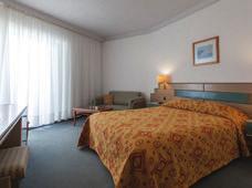 PALLINI BEACH HOTEL 4* ΚΑΛΛΙΘΕΑ - ΧΑΛΚΙ ΙΚΗ To Pallini Beach Hotel βρίσκεται σε µια ειδυλλιακή τοποθεσία στην ανατολική ακτή της Κασσάνδρας της χερσονήσου της Χαλκιδικής και αποτελεί πραγµατικά την