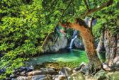 Ιδίως τα εκλεκτά δείγµατα των αϊτσένιων οικιών, δηλαδή αυτών µε την επίπεδη χωµατένια στέγη. Επόµενη στάση µας είναι η Καµαριώτισσα.