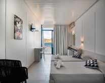 από το πολυσύχναστο κέντρο της, το Cavos Hotel προσφέρει κλιματιζόμενα δωμάτια με
