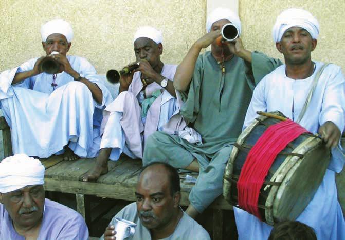 العدد التحطيب يقبل التعديل واالختالف ليس تبعا لألقاليم أو المحافظة ولكن تبعا للمناسبة والدافع وظروف التجمع وفي حالة وجود فرقة موسيقية في بعض االحتفاالت ينصب السامر الشعبي ليؤثر في بعض اللحظات الهامة