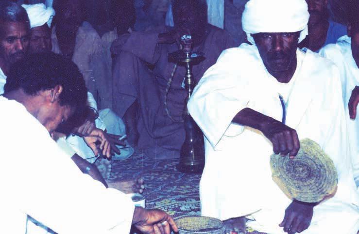 العدد 11 التربلة:النسق الحركي لدى العبابدة مثال: تتط??وح تج??ول زي فرع??ة الحنا يا أم ش??عر طويل نازل تناي??ا تنايا رمانها اس??توى ما الج??ى ليه چنا يا رحت أنا أچنى فيه لبسونى چنايه. أبشر.
