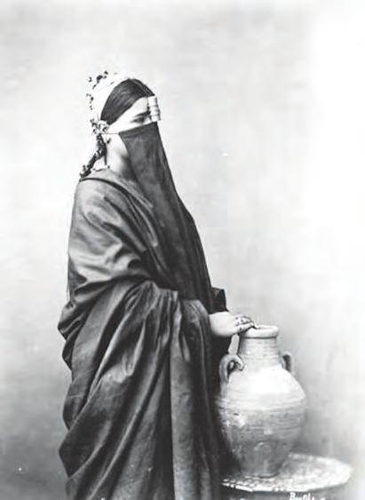 العدد 12 البالص - حامل مياه النيل كما ساهم مناخ قنا الجاف في إتمام عملية جفاف األشكال الفخارية بالشكل المطلوب وألن محافظة قنا محافظة زراعية فقد ساهم ذلك في تنوع الوقود المستعمل في حرق الفخار سواء كان