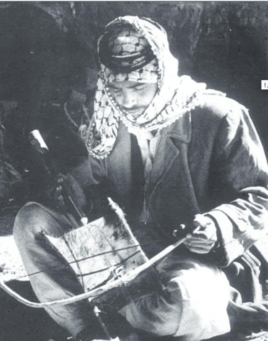 العدد 65 فنون المأثورات الشفاهية في الجزيرة ركي??ت أن??ه بمع ل م??ات المش??اريف ودم??وع عين??ي س??ي لن كل واد البارح??ه ع ر ي??ان واليوم ماش??و ف وطلع??ت بالدي??را ن ب??س الهوادي على ظع??ون أكف??ت الي?