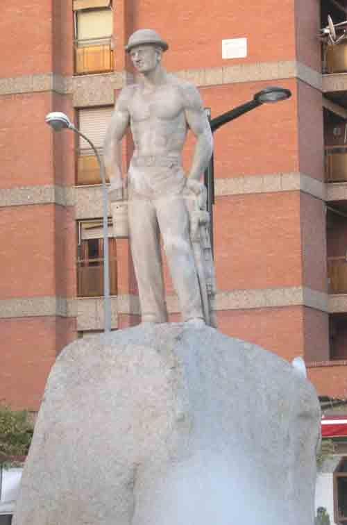 13.7- O mineiro que serviu de modelo para facer a estatua da foto medía 1,80 cm e pesaba 85 kgr.