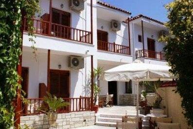 POTHOS HOTEL 2* Το Pothos Ηotel βρίσκεται σε ιδανική τοποθεσία στο κέντρο της Χώρας, Ευαγγελιστρίας