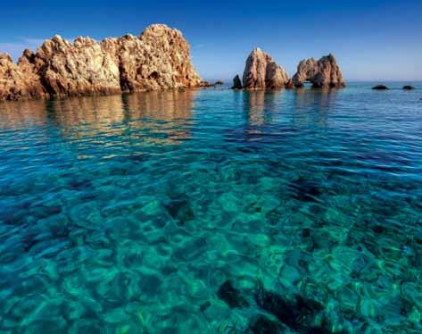 συναρπαστική νυχτερινή ζωή, το φόντο σε λευκό και γαλάζιο, η Πάρος αποτελεί κορυφαία επιλογή για τις διακοπές σας.