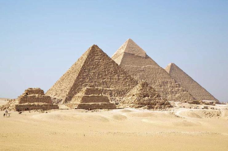 Οι Πυραμίδες της Γκίζας (Αίγυπτος). Οι Πυραμίδες είναι αποτέλεσμα της εργασίας χιλιάδων δούλων.