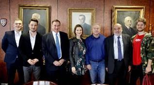 αθλητές που συμμετέχουν στο πρόγραμμα της ΕΟΕ «Υιοθετήστε έναν Αθλητή στο Δρόμο για το Τόκυο» θα μπορούν, πλέον, να χρησιμοποιούν δωρεάν τις εγκαταστάσεις των τριών Holmes Place Clubs σε Αθήνα,