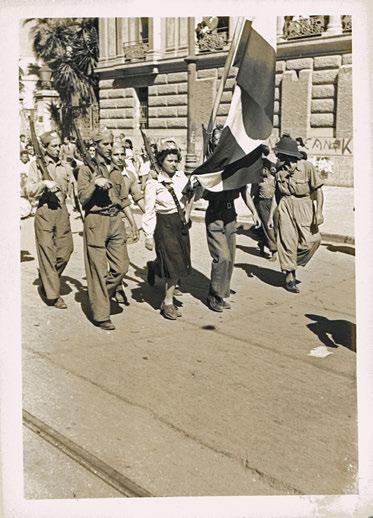 Εὔκαμπτα χαρτόνια (φθορές στή ράχη), πλάγιο 4 ο, 222 x 320 mm. 300-400 418 ΠΑΠΑΪΩΑΝΝΟΥ, Βούλα. Ἑλλάς, 1941-1942.