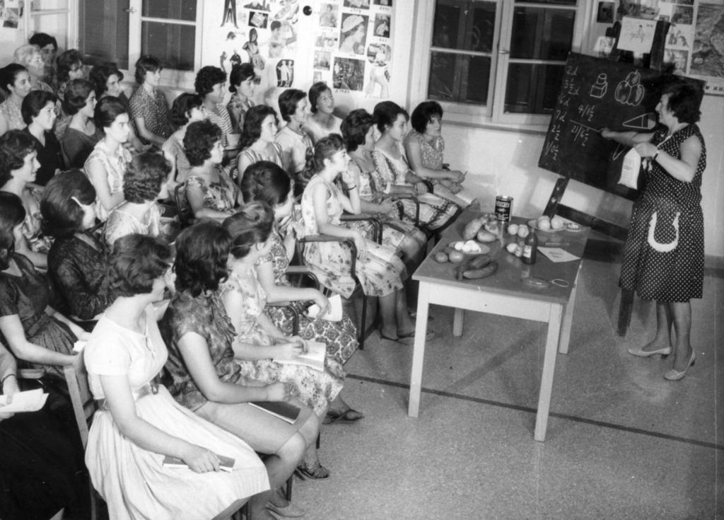 Yiannakis Yiannakis Home economics class at Kifissia. Source: NAA, Series A12111 Berri was a one-off arrangement for ICEM trainees.