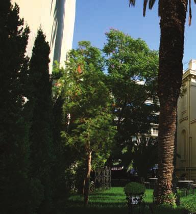 18 Το Φεστιβάλ Αθηνών & Επιδαύρου πέρσι εγκαινίασε την ενότητα Ά- νοιγµα στην πόλη, η οποία στηρίζεται σε ένα concept εξωστρέφειας και ενεργοποιεί διάφορους χώρους στις γειτονιές της Αθήνας και του